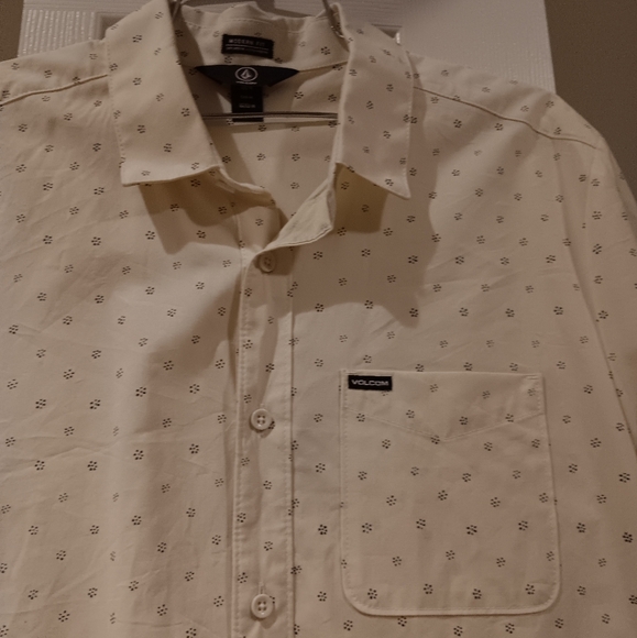 VOLCOM button down - Picture 3 of 9